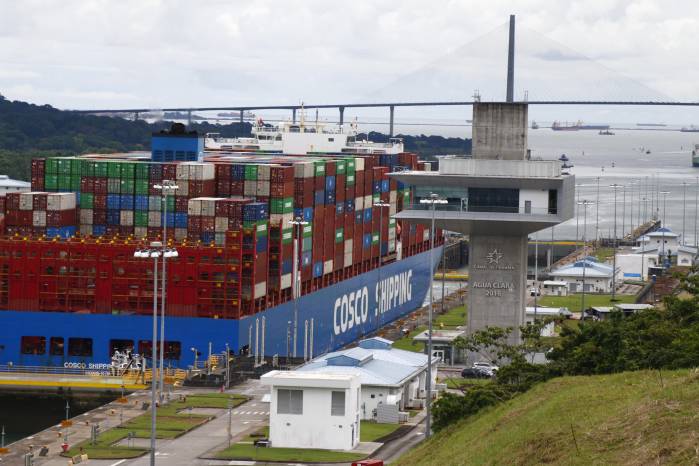 Fotografía de un buque de carga en el canal de Panamá, en la provincia de Colón (Panamá).
