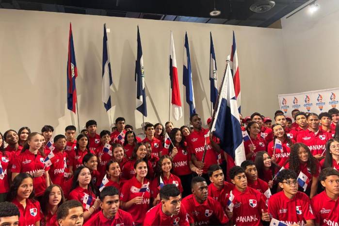Michael Alarcón sosteniendo la bandera junto a delegación panameña que viajará a Honduras.