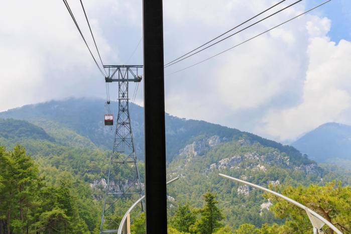 Olympos Teleferik, uno de los más largos del mundo, inaugurado en 2007.