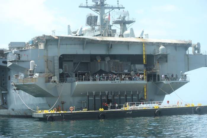 El inconveniente se registró en horas de la mañana, cuando grupos de periodistas y personal autorizado aguardaban para subir al portaaviones, considerado uno de los buques insignia de la United States Navy.