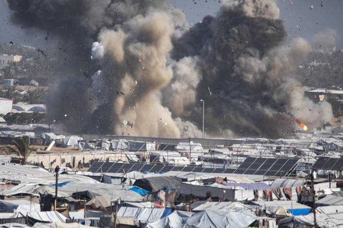 El humo se eleva tras un ataque aéreo israelí dirigido al campamento de Ghaith, que alberga a personas desplazadas, en la zona de Al Mawasi, al oeste de Jan Yunis, en el sur de la Franja de Gaza.