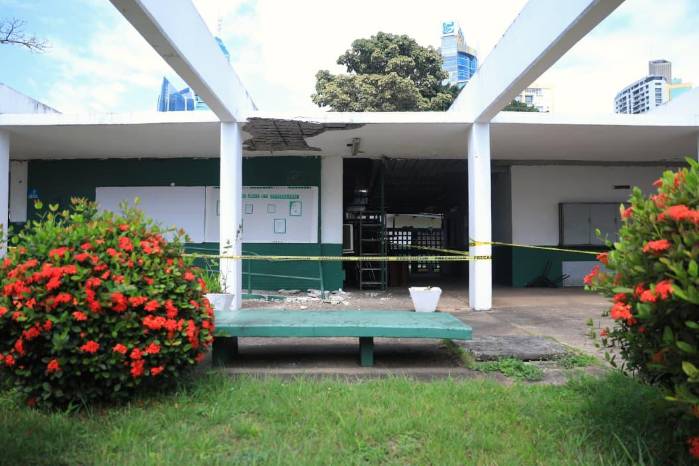 Estado de abandono en pasillo interior del Colegio Richard Newman: riesgo potencial para la comunidad estudiantil.