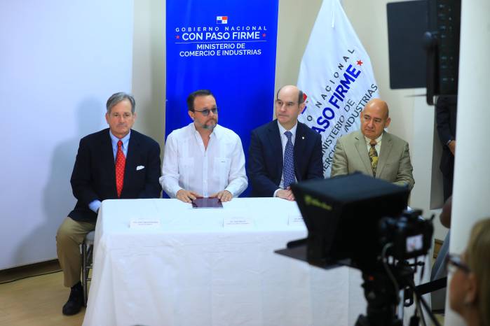 Los ministros no aceptaron preguntas de los medios de comunicación.