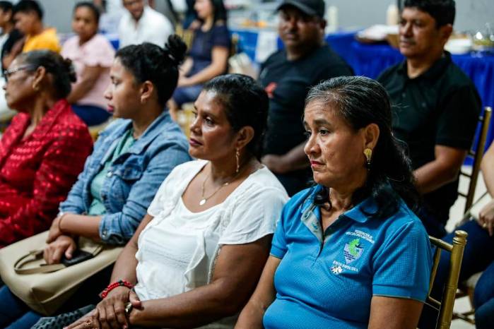 Mujeres y hombres se dedican a la pesca artesanal.