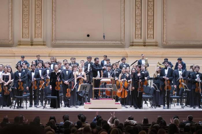 La Escuela Superior de Música Reina Sofía junto al director titular Andrés Orozco-Estrada (c), se presentan durante un concierto este jueves, en el Carnegie Hall en Nueva York.