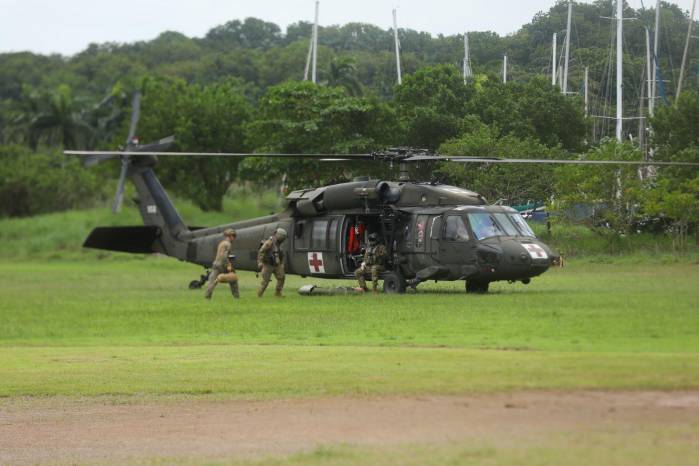 Para estos ejercicios, tres aviones, dos helicópteros Black Hawk y un Chinook.