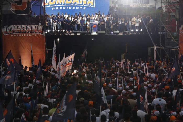 En la plaza 5 de Mayo, epicentro de la historia y la lucha panameña, hizo el cierre Ricardo Lombana.