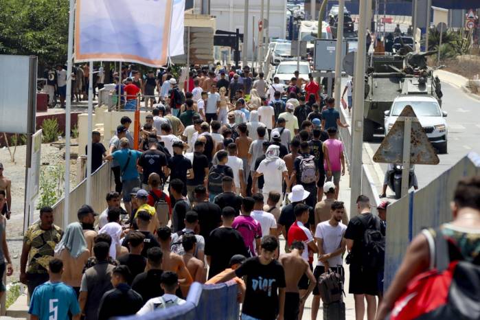 Cientos de migrantes que entraron irregularmente en Ceuta regresan a Marruecos, en Ceuta, España, 31 de julio de 2026.