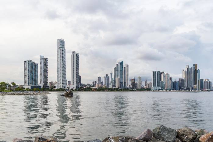Pronostican altas temperaturas, vientos y lluvias puntuales en varias regiones del país.
