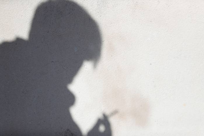 El tabaquismo contribuye a la contaminación del aire.