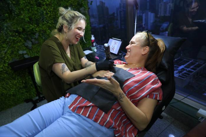 Laura Gutiérrez es la tatuadora profesional de su estudio Evergreen Tattoo.