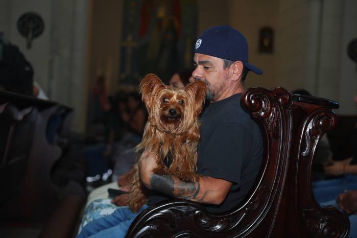 Los asistentes acudieron desde temprano a la misa con sus mascotas.