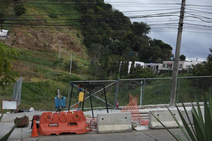 El propietario documentó en video nuevas acumulaciones de agua tras la culminación de la obra.
