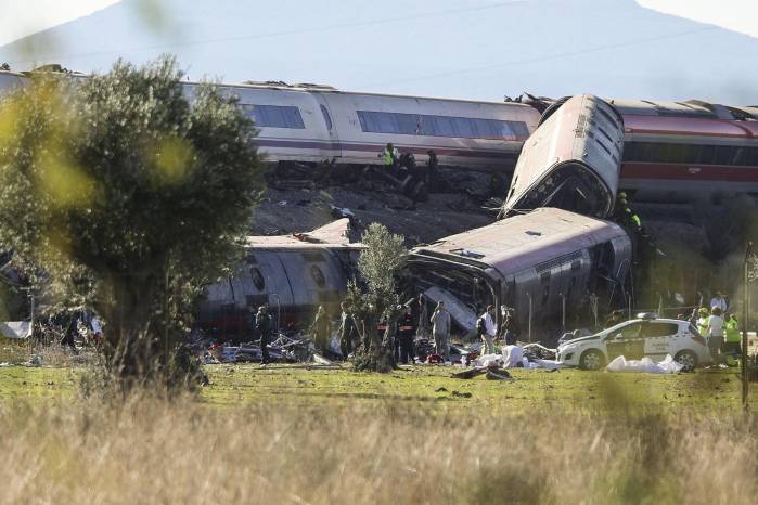 Imagen del accidente de dos trenes de alta velocidad ocurrido este miércoles en España.