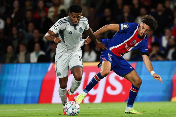 El defensor panameño César Blackman (izq.) en su partido ante el PSG.