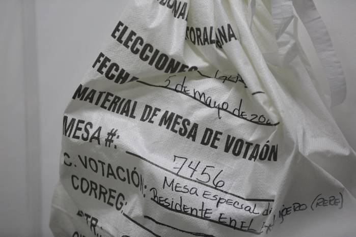 Fotografía de materiales que se usarán durante la recepción del voto en el Tribunal Electoral este lunes 22 de abril de 2024, en la ciudad de Panamá.