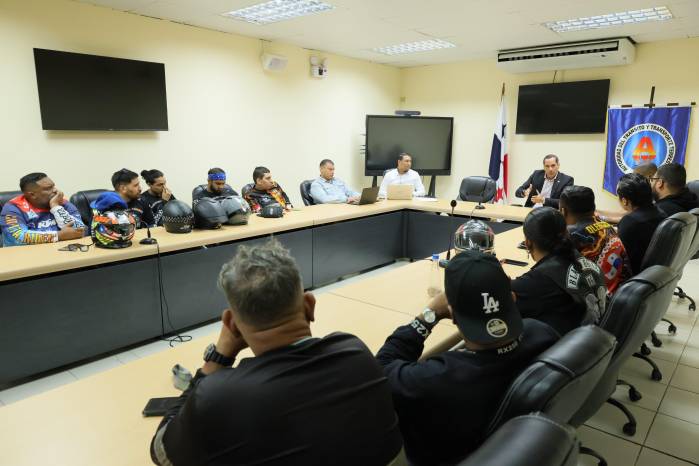 Vista de la reunión donde participaron representantes de la ATTT y agrupaciones de motociclistas durante la reunión de coordinación.