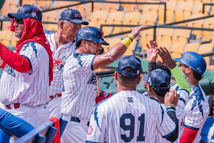 La selección panameña de béisbol celebra la victoria 6-2 sobre Cuba en Santo Domingo 2026, triunfo que coloca al equipo como líder invicto con marca de 3-0.