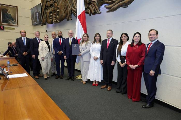 El ministro de Economía y Finanzas, Felipe Chapman, recibe el proyecto de ley 661 de manos de la presidenta de la Asamblea Nacional, Shirley Castañedas.