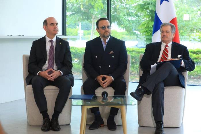 En el orden usual, de izquierda a derecha: los ministros Felipe Chapman, de Economía y Finanzas; Julio Moltó, de Comercio e Industrias, y Juan Carlos Navarro, de Ambiente.