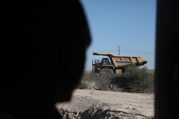 Uno de los 45 camiones híbridos que utiliza First Quamtun en Zambia.