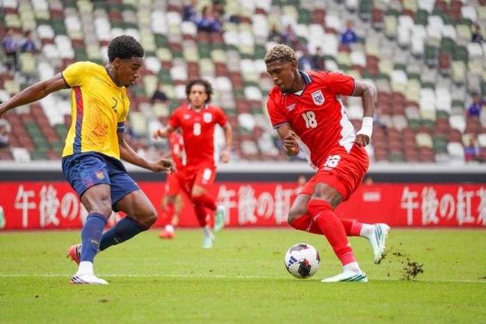 Josue Vergara (der.) en su debut con la selección de Panamá.