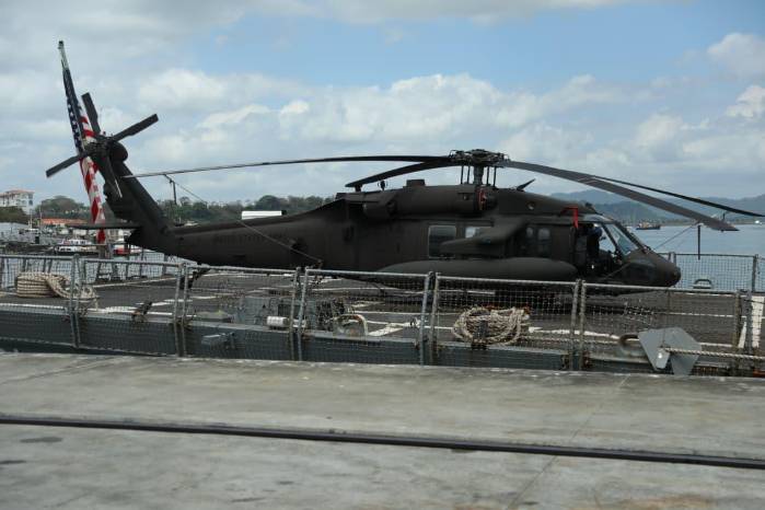 Los portaaviones también cuentan con helicopteros.