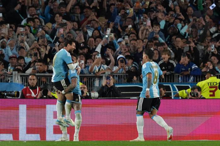 Jugadores de la selección de Argentina celebrando uno de los goles ante Benin.