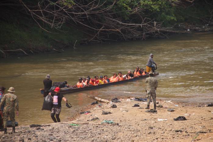 Las rutas del sur hacia el norte se invierten: mujeres, niñas y niños enfrentan de nuevo la selva, pero esta vez para regresar.