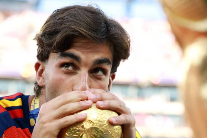 Ferran Torres sostiene el trofeo de la Copa del Mundo durante las celebraciones de la Selección Española tras conquistar el campeonat