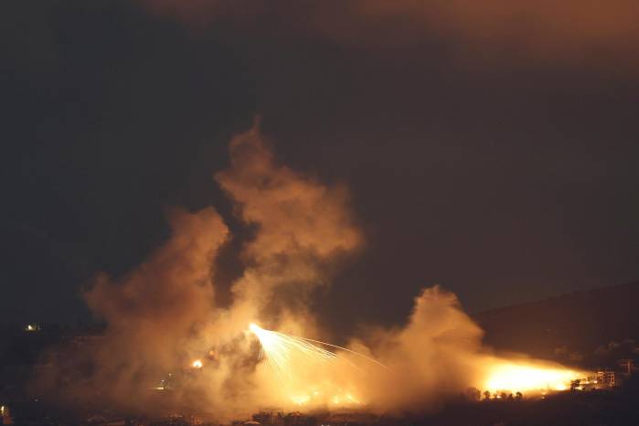 Fotografía de proyectiles de artillería israelíes que alcanzan zonas cercanas a pueblos del sur de Líbano, a lo largo de la frontera con Israel, desde la Alta Galilea (Israel).