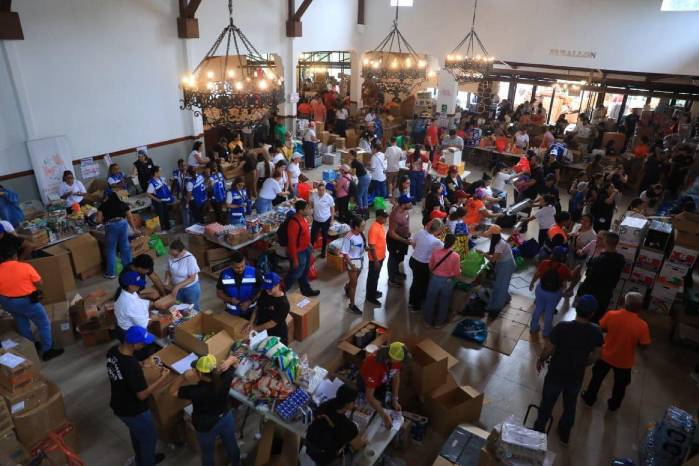 Manos panameñas se unen en los centros de acopio para clasificar la ayuda humanitaria destinada a Venezuela.