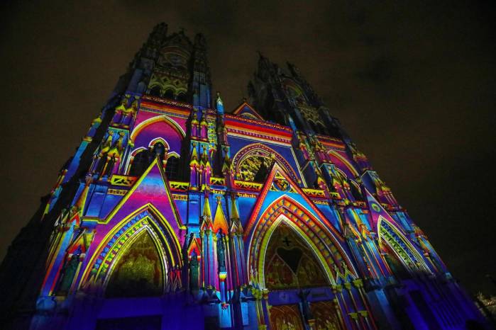 Fotografía del 7 de agosto de 2025 de la Basílica del Voto Nacional durante una proyección audiovisual artística del Festival 'Quito, Luz de América', en Quito.