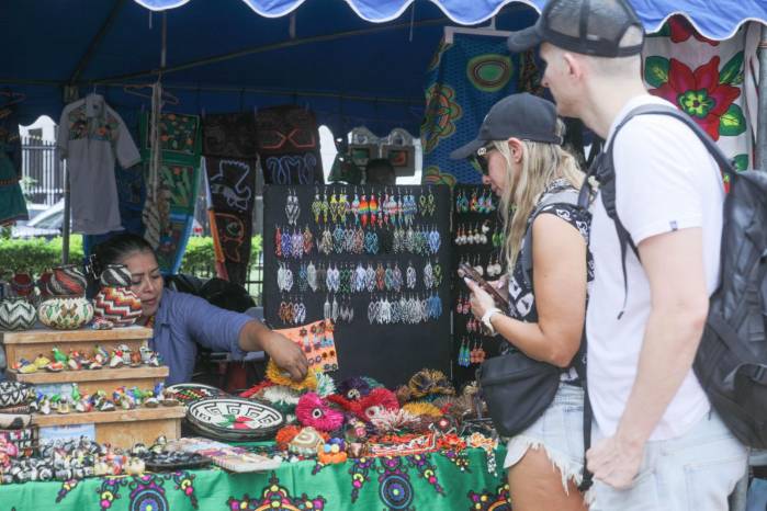 La actividad incluyó venta de artesanías y presentaciones de danza tradicional.