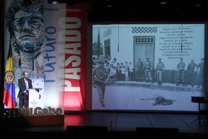 El director del periódico El Tiempo y representante de la Sociedad Interamericana de Prensa, Andrés Mompotes, habla en un acto de reconocimiento de responsabilidad internacional del Estado colombiano este viernes, en Bogotá (Colombia).