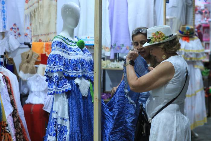 Los tembleques y las polleras de gala, entre los productos más demandados.
