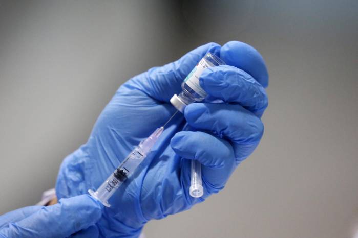 En la imagen de archivo, un sanitario prepara la vacuna contra el virus del papiloma humano en Indonesia.
