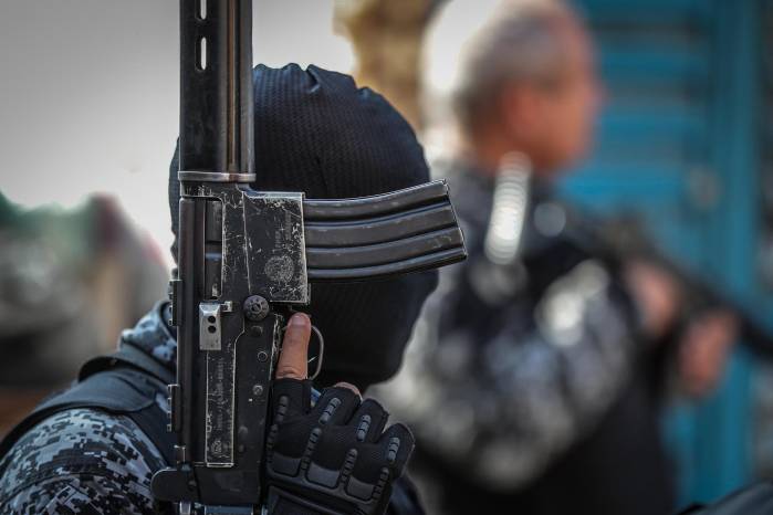 Policías patrullan barrios disputados por narcotraficantes y grupos paramilitares, el 26 de enero de 2024 en Río de Janeiro (Brasil). EFE/André Coelho