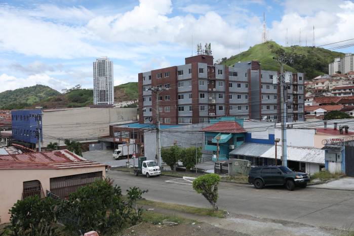 Las lluvias de julio volvieron a inundar el PH Comerciales Limajo, según denunció su propietario.