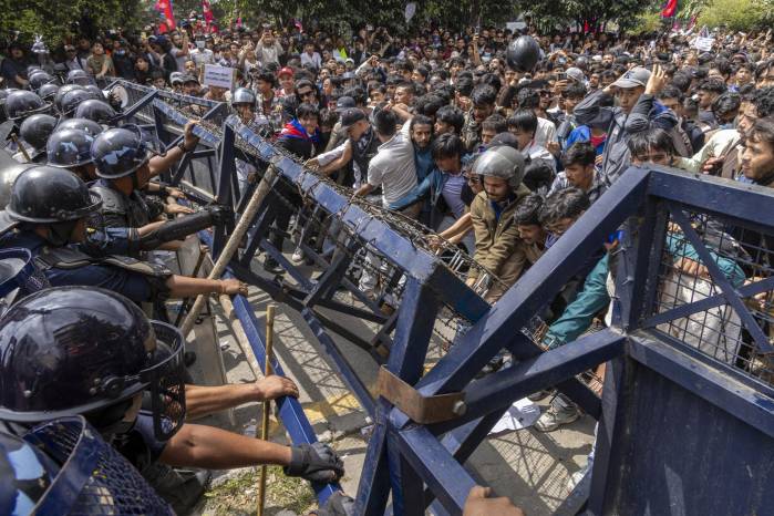 Manifestantes nepalíes se enfrentan a la policía frente al Parlamento este lunes, en Katmandú.