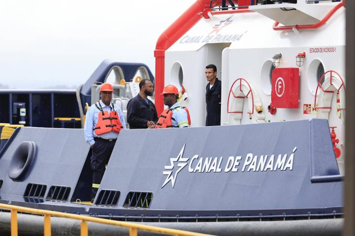 Fotografía de un remolcador en un muelle del Canal de Panamá.