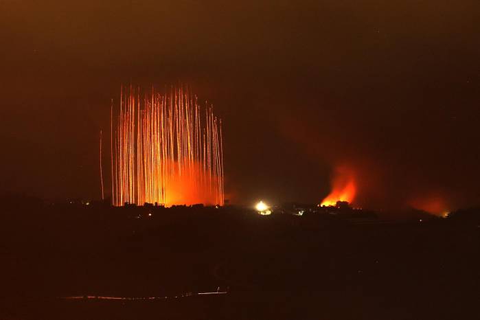 Artillería israelí alcanza una población situada en la frontera sur del Líbano con Israel, este martes. Israel ordenó hoy a los ciudadanos libaneses que no viajen al sur del río Litani, en el sur de Líbano, donde están teniendo lugar intensos combates con el grupo chií Hizbulá