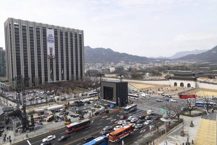 Vista del escenario principal para un concierto gratuito del grupo de K-pop BTS en la plaza Gwanghwamun en Seúl, Corea del Sur.