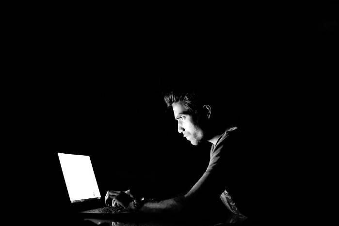 Usualmente son organizaciones criminales quienes se encargan del robo y la filtración de información.