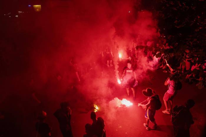 Los aficionados del PSG festejan el conquista de la Liga de Campeones en el Parque de los Príncipes en París.