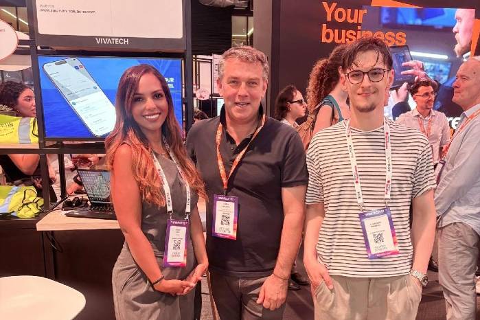 De izquierda a derecha: Selena Jones durante su participación en el evento tecnológico en París junto a Herve Naudin, director de Orange Innovation Francia y Aleksandri Shurdho, director de tecnología de Seaman Solutions.