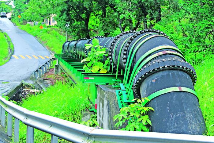 Las tuberías de conducción son visibles sobre los puentes.