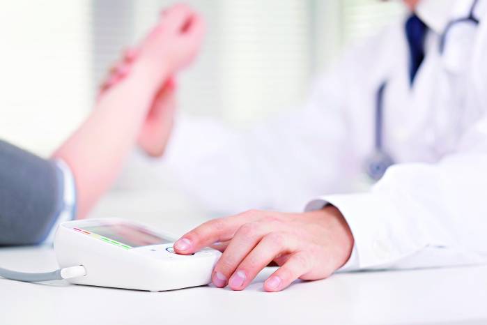 Para la doctora Lisenith Almenjor, el hecho de que estas enfermedades estén apareciendo a edades más tempranas está relacionado con una mayor exposición a factores de riesgo desde la juventud.