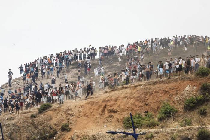 El contexto recuerda a mayo de 2021, cuando más de 10.000 personas cruzaron la frontera en apenas dos días.