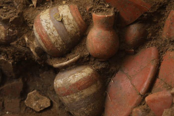 Aunque la presencia de esta tumba fue detectada inicialmente en 2009, cuando se identificó una alta concentración de fragmentos cerámicos y metálicos.